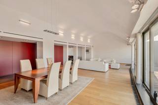 Pal in het centrum van Brasschaat bevindt zich dit luxueuze penthouse-appartement waar ruimte en comfort samenkomen!Verschillende winkels, de...