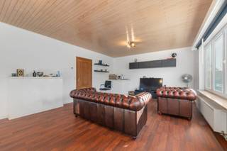 <br /><br />Te koop: Opbrengsteigendom te Kapelstraat 269, Temse, in een rustige residentiële omgeving.<br />Deze woning uit 1971 omvat twee instapklare appartementen, ideaal voor wie wil investeren in vastgoed met directe opbrengst. Beide appartementen hebben conforme elektriciteit en een gunstig EPC-label (B en C), waardoor er geen renovatieplicht geldt. De ligging in een aangename buurt maakt dit een aantrekkelijke keuze voor huurders én investeerders.<br /><br />Belangrijkste ruimtes:<br />• Woonkamer (35 m²) met veel lichtinval<br />• Keuken (10 m²) praktisch ingericht<br />• Slaapkamers (16 m²) comfortabel en ruim<br />• Badkamers (6 m²) functioneel<br />• Berging (3 m²) voor extra opslag<br />• Tweede appartement met woonkamer (25 m²), keuken (10 m²), slaapkamers (16 m²) en badkamer (6 m²)<br /><br />Troeven:<br />• Opbrengsteigendom met 2 instapklare appartementen<br />• Geen renovatieplicht, EPC: B én EPC: C<br />• Beide appartementen met conforme elektriciteit<br /><br />Neem vandaag nog contact op met je ERA-makelaar voor een bezoek.<br />JOUW DROOMOPBRENGSTEIGENDOM. ZO GEVONDEN!