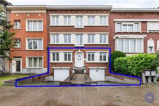 <p><span>Informatie Appartement</span></p><p><span>Dit uitzonderlijk ruim gelijkvloers appartement combineert comfort, karakter en een uiterst vlotte ligging. De leefruimte van ca. 46 m² bestaat uit twee gezellige zithoeken met twee werkende haarden, parketvloer en authentieke plafondbalken. Aansluitend bevindt zich de lichtrijke eetkamer met grote lichtstraat, die naadloos overgaat in de open keuken en de tuin. De volledig uitgeruste keuken beschikt over een dubbele koelkast (koel/vries/ijsfunctie), Miele-oven, groot kookeiland met granieten werkblad en ontbijttoog, gasvuur, vaatwasser en dubbele lavabo. Via de nachthal bereikt u drie ruime slaapkamers, waaronder een master bedroom (± 19 m²) met zicht op de tuin. Verder zijn er een grote badkamer met inloop-(regen)douche, toilet, lavabomeubel en wasmachineaansluiting, een apart toilet en een kleine koer. Buiten geniet u van een aangelegde tuin met vijver, terras en speeltuin. Extra troeven zijn de dubbele garage van ca. 125m² met 2 automatische poorten, individuele thermostaten per ruimte, geen maandelijkse kosten, individuele meters, EPC C, conforme elektrische keuring en asbestveilig attest. Het gebouw werd de voorbije jaren volledig gerenoveerd, inclusief een geïsoleerd dak conform 2050-normen, en beschikt over een videofoon. Ideale ligging voor wie veel onderweg is, met winkels, scholen en voorzieningen vlakbij.</span></p><p><span> </span></p><p><span>Indeling</span></p><ul><li><span>Zeer ruime woonkamer (± 46 m²), bestaande uit twee aparte zithoeken, elk voorzien van een prachtige, werkende haard. De ruimte is afgewerkt met een parketvloer en authentieke, goed bewaarde plafondbalken.</span></li><li><span>Eetkamer op parketvloer, een bijzonder lichtrijke ruimte dankzij de grote lichtstraat. Deze sluit naadloos aan op de tuin en de open keuken.</span></li><li><span>Zeer ruime keuken op tegelvloer, volledig uitgerust met: dubbele koelkast (koel-, vries- en ijsfunctie), Miele-oven, groot kookeiland met granieten werkblad en ontbijttoog, dubbele lavabo, vaatwasser, ruim aanrecht met gasvuur.</span></li><li><span>Aangelegde tuin met vijver en speeltuin voor kinderen, evenals een gezellig terras.</span></li><li><span>Via de nachthal heeft u toegang tot drie ruime slaapkamers, de badkamer en een apart toilet.</span></li><li><span>Master bedroom (± 19 m²), rustig gelegen aan de achterzijde van het appartement met zicht op de tuin.</span></li><li><span>Kleine koer, toegankelijk via de nachthal.</span></li><li><span>Tweede slaapkamer (± 14 m²), voorzien van een rolluik.</span></li><li><span>Grote badkamer op tegelvloer, uitgerust met een lavabomeubel met spiegelkast, toilet, inloop-(regen)douche, droogrek en aansluiting voor een wasmachine.</span></li><li><span>Derde slaapkamer (± 14 m²) aan de straatzijde, voorzien van automatische rolluiken.</span></li></ul><p><span> </span></p><p><span>Extra's</span></p><ul><li><span>Elke afsluitbare ruimte is uitgerust met een individuele thermostaat voor optimale klimaatregeling, ook instelbaar via een applicatie.</span></li><li><span>Slot inkomdeur kan vanop afstand bediend worden via WI-FI.</span></li><li><span>Dubbele garage met een totale oppervlakte van ca. 125 m², voorzien van 2 automatische poorten.</span></li></ul><p><span> </span></p><p><span>Algemene Informatie</span></p><ul><li><span>Maandelijkse kosten: geen (mede-eigenaars staan zelf in voor verzekering en onderhoud van hun deel van de gemeenschappelijke delen).</span></li><li><span>Individuele meters voor water, elektriciteit en gas.</span></li><li><span> </span></li></ul><ul><li><span>EPC: label C.</span></li><li><span>Elektrische keuring: conform AREI.</span></li><li><span>Asbestattest: asbestveilig.</span></li></ul><p><span>Gebouw</span></p><ul><li><span>Een kelderverdieping met garages, een gelijkvloers appartement met tuin, vier appartementen verdeeld over twee verdiepingen.</span></li><li><span>De linkse garage behoort volgens de basisakte tot de gemeenschappelijke delen, maar er werd met de mede-eigenaars overeengekomen dat deze eeuwigdurend privatief toebehoort aan het gelijkvloerse appartement.</span></li><li><span>Het volledige gebouw werd de voorbije jaren grondig gerenoveerd en verkeert in uitstekende staat.</span></li><li><span>Het dak werd vernieuwd en geïsoleerd conform de 2050-normen.</span></li><li><span>Videofoon aanwezig.</span></li></ul><p><span> </span></p><p><span>Ligging</span></p><ul><li><span>Ideale ligging voor iemand die veel op de baan moet!</span></li><li><span>Verschillende winkels, supermarkten en scholen in de omgeving.</span></li><li><span>Mobiscore: 9,0/10, een absolute topligging voor wie stedelijk en comfortabel wil wonen.</span></li></ul><p><span> </span></p><p><span>*De informatie in deze prospect is ter informatieve titel: de kandidaat-kopers moeten hun eigen zaak maken van het verkrijgen, controleren en interpreteren van deze informatie.</span></p><p><span> </span></p>