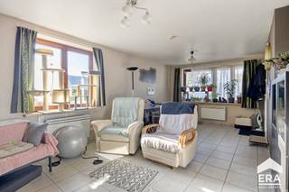 it gelijkvloers appartement met tuintje en garage is een leuk (investerings)pand dicht bij Lommel-centrum! Met de westgerichte tuin en woonkamer aan de tuinzijde begeef je je gelijkvloers in het groen. <strong><u>Indeling:</u></strong> inkomhal, 2 slaapkamers, toilet, badkamer, woonkamer, keuken, berging, tuintje en garage
<ul><li>Dankzij de ligging in het centrum geniet je van alle voorzieningen binnen handbereik.</li><li>EPC-label E: renovatieverplichting van toepassing</li><li>Mits investering van ca 4.000,-€ wordt minimum C (vermoedelijk B) label EPC bekomen.</li><li>Momenteel verhuurd aan een betrouwbare huurder voor €775,- per maand</li></ul>