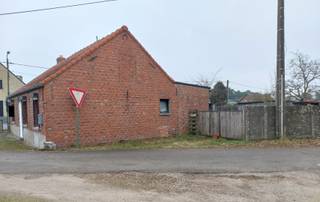 Deze woning, zonder renovatieverplichting, is op zoek naar een nieuwe eigenaar!De woning heeft een totale oppervlakte van 158m² en werd hier en daar...