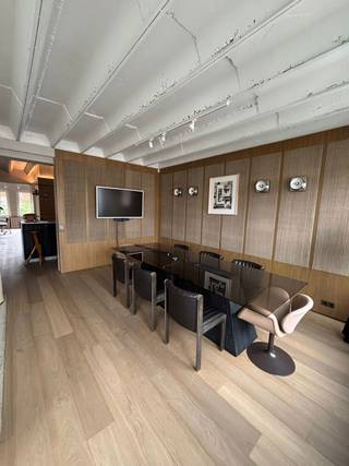 <p>Gelegen aan de Brugmannlaan 12A in 1060 Sint-Gillis, bevindt deze kantoorruimte van 94 m² zich op de 4de verdieping van een goed onderhouden gebouw, in een rustige en gegeerde omgeving.<br /><br />Het pand heeft een indeling in appartementsstijl, wat zorgt voor een aangename sfeer en een flexibele inrichting. Hierdoor is het uitermate geschikt voor uiteenlopende professionele activiteiten. De kantoren genieten van veel natuurlijk licht en bieden een mooi groen uitzicht aan de achterzijde, wat bijdraagt aan een comfortabele en inspirerende werkomgeving.<br /><br />Dankzij de praktische indeling kan de ruimte eenvoudig worden ingericht als afzonderlijke kantoren, open space, vergaderruimte of een combinatie hiervan, afhankelijk van de behoeften van de gebruiker.<br /><br />Twee parkeerplaatsen kunnen optioneel worden gehuurd, een belangrijke troef in deze populaire wijk van Sint-Gillis.<br /><br />Een uitstekende opportuniteit voor vrije beroepen, advieskantoren of kleine ondernemingen die op zoek zijn naar een aangename en goed gelegen kantoorruimte.</p>