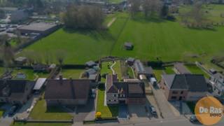 EERSTE BEZOEKMOMENT ZATERDAG 4/04 VAN 10U TOT 13U (enkel op afspraak!)<br /><br />BORSBEKE - Deze woning is zeer rustig gelegen, op wandelafstand van station Herzele, winkels, scholen en andere openbaar vervoer.<br />Op het gelijkvloers is er de inkomhal, gastentoilet, gezellige woonkamer met ingebouwde houtkachel en eetplaats en een afgesloten, goed uitgeruste keuken. Achter de keuken ligt de ruime garage met plaats voor één auto, fietsen en er is een wasruimte met douchecel. De toegang tot de kelder van 80m², zorgt dat er een geen tekort is aan berging.<br /><br />Op het verdiep is er de badkamer met lavabo, douche in bad en toilet. Twee ruime slaapkamers en nog de mogelijkheid om de grote zolderruimte om te toveren tot één of twee extra kamers. Daarboven nog een extra zolder voor berging.<br /><br />De woning is voorzien van dubbele beglazing, CV op mazout, deels dakisolatie en geïsoleerde spouwen.<br /><br />Heeft interesse of wenst u een bezoek? Neem gerust contact op via +3253606560!