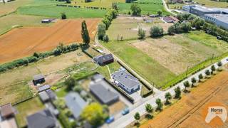 LOCHRISTI - In een rustige en groene omgeving bevindt zich deze open bebouwing op een perceel van bijna 70 are. Het domein is volledig omheind...