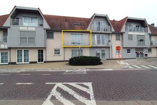 <p>In het centrum van Heusden treft u residentie Heusdine.<br /><br />Hier bieden wij een 2-slaapkamerappartement aan met ondergrondse private autostaanplaats en berging <strong>inbegrepen.</strong><br /><br />De indeling: inkomhal met gastentoilet en ingemaakte vestiairekast, leefruimte met open keuken, uitgerust met kwaliteitsvolle toestellen. Ter hoogte van de leefruimte is er een klein balkon voorzien. Het appartement beschikt over twee volwaardige slaapkamers en een badkamer met ligbad en douchemogelijkheden. Tevens is er nog een berging voorzien in het appartement zelf.<br /><br /><u>Beschikbaarheid</u>: onmiddellijk.<br /><u>Huurprijs</u>: <strong>820 euro (incl. autostaanplaats) + 75 euro vaste provisie.</strong><br /><br />Benieuwd? Plan uw afspraak in via <strong>Michiel</strong> op <em>0478 59 77 41</em> of <em>michiel@altro-vastgoed.be</em></p>