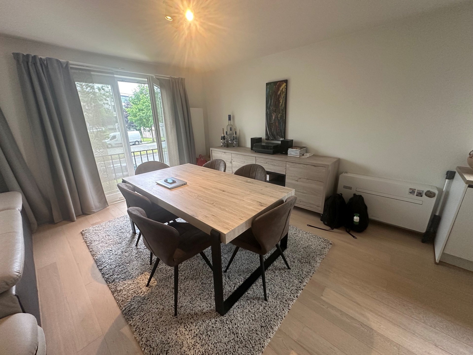 Strategisch gelegen en gerenoveerd tweeslaapkamerappartement met garage - foto 3