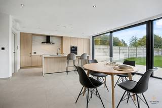 NIEUWBOUWWONING MET 3 SLAAPKAMERS EN LUXUEUZE AFWERKING.Ontdek deze prachtige halfopen nieuwbouwwoning met een bewoonbare oppervlakte van 216 m²,...