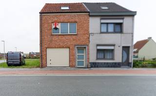 Deze instapklare bel-etagewoning bevindt zich op een zeer goede locatie op de rand van Beveren.Op het gelijkvloers is er een ruime inkomhal/traphal,...