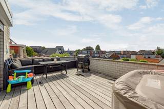 2DE VERDIEPINGRuime inkomhal 8 m² op tegel met apart toilet .Zeer lichte living 33 m² op tegel met toegang tot 2 terrassen.Gezellig zuid terras...