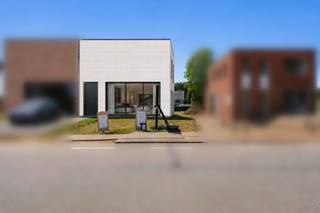<p>Bouw uw droomwoning op een toplocatie!<br />In het charmante en rustige Schaffen (Diest) bieden wij u een aantrekkelijke bouwgrond aan, ideaal voor het realiseren van een stijlvolle Halfopen bebouwing. het perceel geniet van een mooie oppervlakte, een gunstige ligging en een uitstekende bereikbaarheid, waardoor ze de perfecte basis vormen voor uw toekomstige thuis.<br />De bouwgrond heeft een oppervlakte van 6 are 62 centiare, waardoor u over voldoende ruimte beschikt om een ruime woning met tuin aan te leggen. Dankzij de aangename omgeving geniet u dagelijks van rust en privacy, terwijl winkels, scholen, openbaar vervoer en de op- en afritten van de autosnelweg zich op korte afstand bevinden. Ook het bruisende centrum van Diest is vlot bereikbaar.<br />Of u nu op zoek bent naar een perceel om uw gezinswoning te bouwen of een interessante investering zoekt, deze bouwgronden bieden tal van mogelijkheden.<br />Troeven:<br />• bouwgrond voor halfopen bebouwing <br />• Oppervlakte 662 m² <br />• 2 Bouwlagen<br />• Bouwlijn op 16m van straatzijde<br />• De maximale bouwdiepte voor het hoofdgebouw bedraagt 15,00m op het gelijkvloers en 12,00m op de verdieping<br />• Zijgevel op 3 meter van perceelsgrens.<br />• Tuinhuis van max 40m²<br />Grijp deze unieke kans en bouw uw droomwoning op één van deze prachtige percelen in het gegeerde Schaffen.<br />Interesse? Neem vandaag nog contact met ons op voor meer informatie of een bezoek ter plaatse.</p>