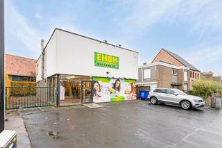 Multifunctioneel handelspand te koop in Oostnieuwkerke. Het pand bestaat uit 2 verdiepingen en is goed voor zo'n 260m² bruikbare vloeroppervlakte...