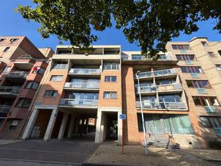 <p><span>OPEN HOUSE Sat., Oct. 17 This move-in-ready 1-bedroom apartment is available for a no-obligation viewing on Saturday, October 17, between 11:00 a.m. and 12:00 p.m. You’re welcome to stop by! This bright and fully renovated one-bedroom apartment, located in Vriesenhof in the center of Leuven, features: an entryway, a bathroom with a shower and vanity, a spacious bedroom, and a pleasant open living area that opens onto a fully equipped kitchen and leads out to the terrace. The apartment was recently completely renovated and is therefore ready to move into. Thanks to the bright living space, the pleasant terrace, and the practical layout, this is a particularly pleasant place to live. Future tenants can also enjoy the quiet surroundings, all while benefiting from a very central location in the heart of Leuven and within walking distance of shops, restaurants, and other amenities. The monthly fixed costs amount to just 60.00 euros. The tenant must set up separate utility accounts for electricity and water. In short, a fully renovated, move-in-ready apartment in an excellent location in the center of Leuven. Definitely worth a visit. For quick decision-makers. Available immediately.</span></p>