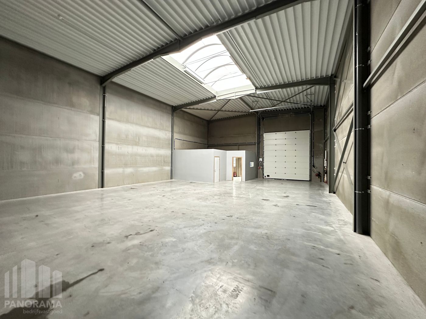 KMO-UNIT VAN 220 M² EN 2 PRIVATIEVE PARKEERPLAATSEN TE HUUR IN WAREGEM - foto 4