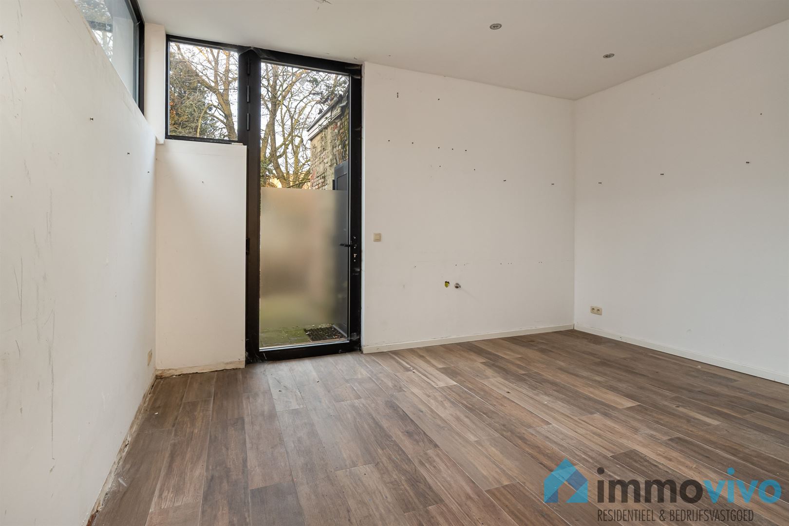 Unieke duplex, op te frissen, met 2 slaapkamers, staanplaats en aparte handelsruimte op topligging. - foto 4