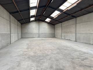 Dit magazijn heeft een totale oppervlakte van 240 m², afmetingen 10 m breedte en 24 m lengte. Deze loods kan enkel dienst doen voor opslagruimte en...
