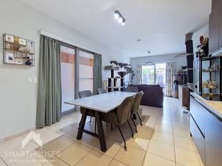 <p>Dit instapklare appartement geniet van een uitstekende ligging. Winkels en openbaar vervoer zijn makkelijk bereikbaar en ook de centra van zowel Edegem als Mortsel liggen vlakbij.</p>
<p>Via de inkomhal met praktische ingemaakte kasten betreedt u de leefruimte met open, geïnstalleerde keuken. Van hieruit heeft u zicht op de aangename, onderhoudsvriendelijke buitenruimte, waar het heerlijk vertoeven is.</p>
<p>Het appartement beschikt over twee volwaardige slaapkamers, waarvan één voorzien is van ingemaakte kasten. De badkamer is praktisch ingericht met een inloopdouche, wasmeubel en ruimte voor zowel een wasmachine als een droogkast. Daarnaast is er een afzonderlijk toilet.</p>
<p>Ook aan parkeergelegenheid werd gedacht: achteraan het appartement beschikt u over een eigen garage.</p>
<p>Troeven:</p>
<ul>
<li>Garage</li>
<li>Kleinschalige residentie</li>
<li>Buitenruimte</li>
<li>Vlak bij het centrum</li>
<li>Vlak bij openbaar vervoer</li>
<li>Instapklaar</li>
</ul>
<p></p>
<p>Deze woning is te koop ZONDER makelaar via het concept van Smart Houses! Wenst u verdere inlichtingen of een bezoek? Contacteer rechtstreeks de eigenaar via +32496127118</p>