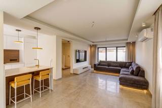Deze vernieuwde woning (2025) bevindt zich in een rustige, doodlopende straat binnen een kindvriendelijke wijk. Dankzij de aanwezigheid...