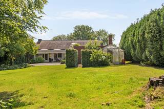 Op een uitstekende locatie in Anzegem bevindt zich deze ruime en kloek gebouwde gezinswoning op een prachtig perceel van maar liefst 1.675 m². Dankzij haar centrale ligging geniet u van een vlotte bereikbaarheid, terwijl u tegelijk kunt genieten van rust, ruimte en privacy.
Deze woning biedt een indrukwekkend woonvolume en beschikt over 5 volwaardige slaapkamers, waardoor ze uitermate geschikt is voor grote gezinnen, thuiswerkers of wie extra ruimte zoekt voor hobby’s en logeerkamers.
Binnenin geniet u van lichtrijke leefruimtes en een solide constructie die de perfecte basis vormt om de woning verder naar eigen smaak te moderniseren. De ruime indeling en het uitzonderlijke perceel bieden tal van mogelijkheden voor de toekomst.
Buiten vormt de grote tuin een absolute meerwaarde. Hier is er ruimte in overvloed om te ontspannen, te spelen, te tuinieren of gewoon te genieten van het groene uitzicht. Het perceel biedt bovendien een zeldzame combinatie van oppervlakte en ligging.
Troeven:
- Topligging in Anzegem
- Perceel van 1.675 m²
- Kloek en degelijk gebouwde woning
- 5 ruime slaapkamers
- Grote, lichtrijke leefruimtes
- Tal van mogelijkheden naar eigen smaak
- Ruime tuin met veel privacy
- Nabij winkels, scholen en belangrijke invalswegen
Bent u op zoek naar een ruime woning met karakter, potentieel en een uitstekende ligging in Anzegem? Dan is deze eigendom beslist een bezoek waard.
Interesse? contacteer arne@immobeguin.be