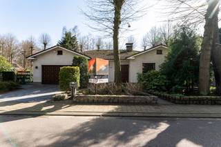 Deze verzorgde laagbouwvilla is gelegen in een groene straat in Kapellen, op korte afstand van het centrum, winkels, scholen en openbaar vervoer...