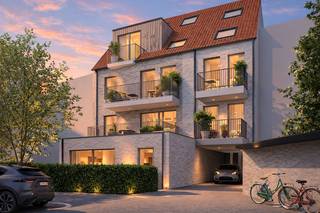 Nieuw appartement in een nieuwe residentie gelegen in de Bondgenotenlaan te Heist-aan-Zee. Dit appartement beschikt over 2 slaapkamers en achteraan een extra groot terras. Er kan een parkeerplaats aangekocht worden in het gebouw. <br /><br />Indeling: Inkomhal met gastentoilet, een aangename woonkamer met eet-en zithoek, een open en ingerichte keuken voorzien van alle toestellen, bergruimte/wasplaats en achteraan 2 slaapkamers met toegang tot een extra ruim zonneterras van 4m55 op 3m00. De badkamer is voorzien van een inloopdouche. <br /><br />Grote raampartijen, overal vloerverwarming, ventilatie. Een gemeenschappelijke fietsenberging in het gebouw inbegrepen en mogelijkheid tot het aankopen van een parkeerplaats in de residentie. <br /><br />Met zijn centrale ligging in Heist, op korte afstand van winkels, openbaar vervoer, het strand en dagelijkse voorzieningen, biedt dit appartement een evenwichtige combinatie van ruimte, rust en bereikbaarheid. <br /><br />Achteraan het gebouw is er een gemeenschappelijk fietsenstalling alsook enkele staanplaatsen (meerprijs). <br /><br />Aankopen aan 6 % BTW is mogelijk. <br /><br />Meer informatie of inzage in de plannen? Contacteer Willem Cauwels: 050/89.27.70