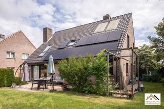 Deze villa in de Orchideestraat 52 en 54 in Oostakker dichtbij belangrijke oprit R4, biedt een ruime en praktische woonindeling met een aangename leefruimte, veel natuurlijke lichtinval en een open verbinding met de eetplaats en ingerichte keuken. De woning beschikt over vier ruime slaapkamers waarvan 1 huidig als hobbykamer, een badkamer met bad en toilet. Een apart toilet op het gelijkvloers en een bijkeuken met douchecabine biedt wat extra comfort in het dagelijkse gebruik. De grote zolder zorgt voor bijkomende opbergmogelijkheden, terwijl de dubbele garage en ruime oprit praktische troeven zijn. Buiten vormt de grote tuin met terras een aangename plek om rustig te genieten, ideale woning voor wie op zoek is naar ruimte, comfort en een gezinsvriendelijke woonst in Oostakker. Inschrijven via mail naar tommy@immo-home.be, geen telefonische inschrijvingen! Volg ons op Fb en Insta. Voor meer info: www.immo-home.be. GRATIS SCHATTING & GRATIS FINANCIEEL ADVIES