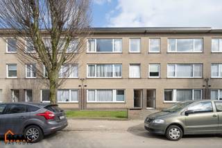 Dit recent gerenoveerde opbrengsteigendom( meerdere foto's zijn komende) is rustig gelegen en geniet tegelijk van een uiterst centrale ligging. Het gebouw omvat drie instapklare appartementen, elk ingedeeld met een inkomhal voorzien van vestiairekast, een apart gastentoilet, een ingerichte badkamer, een lichtrijke leefruimte, een volledig geïnstalleerde keuken en twee volwaardige slaapkamers. Vanuit één van de slaapkamers heeft men rechtstreeks toegang tot de privatieve tuin of de ruime terrassen over de volledige breedte van het appartement.<br /><br />Dankzij de kwalitatieve renovatie en de aantrekkelijke ligging vormt dit pand een uitstekende investering met een mogelijke huuropbrengst van minimaal € 41.400 per jaar.<br /><br />Daarnaast bestaat de mogelijkheid om garageboxen bij aan te kopen aan € 25.000 per stuk. Er zijn momenteel vijf garageboxen beschikbaar, wat een extra meerwaarde biedt voor zowel verhuur als toekomstig rendement.<br /><br />Bent u op zoek naar een zorgeloze investering zonder technische bekommernissen, dan biedt dit eigendom een unieke opportuniteit.<br /><br />Extra informatie:<br />Alle nutsvoorzieningen zijn individueel;<br />Gunstig EPC's;<br />goed ligging;<br />Recent gerenoveerd gebouw.<br /><br />De beschikbare documenten kan u terugvinden via de downloads op onze website.<br />Voor meer informatie kan u terecht op www.hansvastgoed.com of contact opnemen via info@hansvastgoed.com of +32 3 366 05 30.
