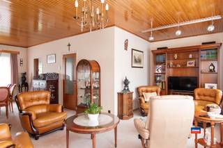 <p><span>HOBOKEN | PORTUGEZENHOEK | TE MODERNISEREN BEL-ETAGE MET DRIE SLAAPKAMERS EN TUIN OP EEN TOTALE GRONDOPPERVLAKTE VAN 155m² | EPC B |</span></p><p><span>Indeling als volgt: gelijkvloers: voortuin/oprit - inkomhal - garage met aansluiting wasmachine - gastentoilet - berging met cv-ketel - tuin.</span></p><p><span>Eerste verdieping: overloop - ruime woonkamer - geïnstalleerde keuken.</span></p><p><span>Tweede verdieping: overloop - berging (of mogelijk 3de toilet) - drie slaapkamers - badkamer met bad, enkele lavabo en toilet.</span></p><p><span>Solide betonconstructie met geïsoleerd dak, nieuwe inkomdeur en garagepoort, nieuwe condensatieketel en zonnescreening. </span></p><p><span>Gelegen in een rustige woonwijk in de onmiddellijke omgeving van winkels, scholen en openbaar vervoer.</span></p>