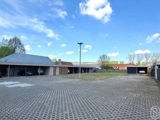 BOVENGRONDSE AUTOSTAANPLAATS, gelegen op een rustige en veilige locatie te INGELMUNSTER! Info: info@immobeguin.be