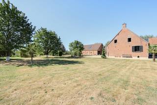 <p><strong>EXCLUSIEF LANDGOED OP CA. 19.000 M² TE VREMDE (BOECHOUT) – WONEN, RUST & PAARDENLIEFHEBBERIJ<br /><br /></strong>Adres op aanvraag </p>
<p><strong>Ligging & eigendom:</strong><br />Uniek gelegen in het groene en landelijke Vremde, met een vlotte verbinding naar Boechout, Lier en Antwerpen.</p>
<p>Dit uitzonderlijke domein combineert maximale rust en privacy met een volledig gerenoveerde hoeve, multifunctionele schuur, gastenverblijf en hoogwaardige paardeninfrastructuur.<br /><br />De hoeve omvat een ruime leefruimte en leefkeuken, bureau, wasplaats, wijnkelder, meerdere slaapkamers en badkamers, dressing. De voormalige schuur werd ingericht als multifunctionele ruimte met keuken, ideaal als atelier, praktijk, werkruimte of ontvangstruimte, voor de paarde liefhebber is deze schuur mogelijks om te vormen tot extra paarden stallen. Het voormalige bakkershuisje doet dienst als gastenverblijf met twee slaapkamers en badkamer. Daarnaast beschikt het domein over een stallencomplex, buitenpiste op gras, afgewerkte weides, biologische moestuin, fruitbomen en aangelegde tuin.</p>
<p><strong>Mogelijkheden:<br /></strong><br />Toegelaten Bestemming zone I en zone II: <br />- kinderboerderij<br />- toeristisch logies (max. 8 verblijfsgelegenheden)<br />- kantoorfunctie - vrij beroep of dienstverlening (maximaal 100m²)<br />- reca enkel toegelaten mits koppeling kinderboerderij</p>
<p><strong>Voor de paardenliefhebber:</strong></p>
<p>Op het onroerend goed is een <strong>RUP </strong>(Ruimtelijk Uitvoeringsplan) van toepassing. Volgens het RUP is zowel in zone I als zone II een landbouwbedrijfszetel toegestaan. Gunstig advies paardenfokerij.</p>
<p>Wenst u dit uitzonderlijke complex te bezoeken of wenst u meer informatie en verdieping over het dossier? Aarzel dan niet om contact op te nemen met onze makelaar Thomas. Hij helpt u graag verder en licht het dossier met plezier uitgebreid toe.</p>
<ul>
<li>Renovatie: Ja</li>
<li>Vloerverwarming: Ja</li>
<li>Ventilatie: Balansventilatie met warmteterugwinning (WTW), unit Zehnder ComfoAir Q600</li>
<li>Laadpunt voor elektrische auto: Ja</li>
<li>Waterput: Ja</li>
<li>Riolering: Aangesloten</li>
<li>EPC woning: Label B, 115 kWh/(m²·jaar)</li>
<li>EPC schuur: Label D</li>
<li>Asbest: Veilig / geen asbestproblematiek vastgesteld</li>
<li>Paardenstallen: Vergund en verbeterd (dak isolatie)</li>
<li>Paardenstallen: 2 paardenboxen</li>
<li>Wasplaats: 1 wasplaats voor de paarden</li>
<li>Opslag: 2 opslagplaatsen voor hooi en stro</li>
</ul>