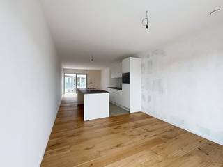 Project Kolenkaai staat voor ruim wonen in alle comfort en stijl. De kwalitatieve en hedendaagse afwerking met oog voor detail zie je én voel je elke dag. Voor Kolenkaai werd een Energy Service Company (ESCO) opgericht. Daarmee passen we innovatieve en duurzame hernieuwbare-energietechnieken toe. Zo worden de gebouwen verwarmd en passief gekoeld met warmtepompen die hun energie onder andere uit een BEO-veld halen.<br /><br />Indeling: <br />Ondergrondse staanplaats<br /><br />Tweede verdiep:<br />- Inkomhal (3m²)<br />- Apart toilet <br />- Slaapkamer 1 (10m²)<br />- Slaapkamer 2 (8m²)<br />- Badkamer (5m²)<br />- berging (4m²)<br />- Eetruimte (8m²)<br />- Keuken (9m²) voorzien van combi-oven, koelkast met diepvriesvakje, vaatwas en spoelbak<br />- leefruimte (14m²)<br />- Noordgericht terras (5m²)<br />- Zuidgericht terras (7m²)<br /><br />Algemeen: <br />- Huurprijs: € 1.275,00/maand<br />- Provisie gemeenschappelijke kosten: € 75,00/maand<br />- Provisie eigen verbruik: € 100,00/maand<br />- Onmiddelijk beschikbaar <br />- Volledig geschilderd <br /><br />De snelste manier om een bezoek te brengen aan dit pand? Vraag je bezoek aan via de roze knop op onze website (www.dewaele.com) en je wordt gecontacteerd door onze verhuurexpert Broes.<br /><br />Telefonisch kunnen er geen afspraken gemaakt worden. Bij andere vragen kun je ons telefonisch contacteren via 050 444 999.<br /><br />Deze AI-visualisaties zijn bedoeld als inspiratie. Er werd geen rekening gehouden met technische specificaties, stedenbouwkundige voorschriften of de concrete mogelijkheden tot realisatie.