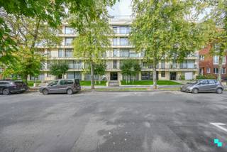 Ontdek dit ruim en praktisch appartement gelegen in de Minister Vanden Peereboomlaan, een gegeerde residentiële buurt in Kortrijk. Het...