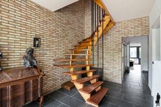 <p><strong> Zeer energiezuinige woning (A-label) met 5 slaapkamers, onderhoudsvriendelijke Z-tuin in wijk ‘Romeinse Put’ te Edegem<br /><br />Specifieke kenmerken:<br /></strong>- Zeer gunstige locatie, met vlotte bereikbaarheid naar belangrijke invalswegen <br />- Scholen, winkels, openbaar vervoer, park ‘Romeinse Put’ op wandelafstand<br />- Zeer energiezuinige woning met EPC: 65 kWh/m² (A label!) <br />- Zuid georiënteerd perceel van ca. 231m²<br />- Bewoonbare oppervlakte: ca. 207m² + garage ca. 35m²<br />- 5 volwaardige slaapkamers <br />- Praktijkmogelijkheden op het gelijkvloers<br />- Optimale lichtinval in de gehele woning<br />- Inpandige garage + oprit voor 2 wagens<br /><br /><strong>Technische kenmerken:<br /></strong>-Raamwerk vernieuwd : aluminium/pvc met driedubbel glas<br />- Dak vernieuwd + geïsoleerd volgens de energiedoelstellingen<br />- Gevelisolatie aanwezig + waterdicht gemaakt<br />- Zonnepanelen aanwezig<br />- Recent vernieuwde keuken + badkamer<br />- Gas CV<br /><br /><strong>Indeling:</strong><br /><span>Gelijkvloerse verdieping</span><br />- Ruime inkomhal <br />- Ruime garage met automatische poort<br />- Technische ruimte/berging<br />- Wasplaats<br />- Ruime slaapkamer (ca. 19m²) met zicht op de tuin; deze ruimte kan eventueel ook interessant zijn als bureau en/of combi werk-privé <br /><br /><u>Eerste verdieping<br /></u>- Hal met apart toilet<br />- Lichtrijke leefruimte in L-vorm<br />- Vernieuwde keuken, voorzien van alle comfort <br />- Aangebouwde veranda met toegang naar de tuin<br /><br /><span>Tweede verdieping</span> <br />- Nachthal met apart toilet<br />- 4 ruime slaapkamers (ca. 8 – 9,5 – 12 – 13m²) <br />- Vernieuwde badkamer met inloopdouche en dubbele wastafel</p>