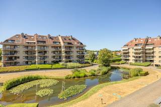 <p>Gelegerd in een van de meest gegeerde, exclusieve en rustige privé-parkdomeinen van Wilrijk (Nachtegalenhof), bieden wij dit uiterst verzorgde en lichtrijke <strong>2-slaapkamerappartement op de tweede verdieping</strong> te koop aan.</p><p> </p><p>Het appartement combineert klassieke elegantie, royale ruimtes en de unieke troef van <strong>twee terrassen</strong>. Dankzij de rustige, afgesloten omgeving geniet u hier van optimale privacy, veiligheid en groen, terwijl scholen, openbaar vervoer, winkels en belangrijke invalswegen (A12/E19 en centrum Antwerpen) binnen handbereik liggen.</p><p> </p><p><strong>Ondergronds parkeren en berging:</strong> Er is een private overdekte staanplaats en een kelderberging aanwezig in de kelderverdieping, wat in een residentiële omgeving een grote meerwaarde is. Deze is optioneel aan te kopen voor €29.000</p><p> </p><p><strong>Indeling & Troeven</strong></p><ul><li><p><strong>Lichtrijke Leefruimte:</strong> Bij het betreden van de royale woon- en eetkamer valt meteen de aangename lichtinval en het ruime gevoel op. De vloer is stijlvol afgewerkt met een elegante natuurstenen tegel. Grote schuiframen bieden een naadloze overgang naar het hoofdterras.</p></li></ul><p> </p><ul><li><p><strong>Hoofdterras met Panoramisch Parkzicht:</strong> Het ruime overdekte terras aan de leefruimte met houten vloerbekleding en zonnetent vormt een heerlijke buitenplek. Hier geniet u van het adembenemende zicht op de idyllische parktuin, de grote lelievijver en het omringende groen.</p></li></ul><p> </p><ul><li><p><strong>Volledig Uitgeruste Keuken:</strong> Aansluitend aan de leefruimte bevindt zich de aparte, praktische keuken voorzien van ruime kastruimte, ingebouwde oven, kookplaat en dampkap.</p></li></ul><p> </p><ul><li><p><strong>Twee Ruime Slaapkamers & Tweede Terras (Oase van Koelte en Rust):</strong></p><ul><li><p><strong>Slaapkamer 1 (Master Bedroom):</strong> Een royale slaapkamer met ingemaakte kastenwand. Via een groot schuifraam heeft u rechtstreeks toegang tot het <strong>tweede terras</strong>. Dit terras ligt uitermate rustig verscholen tussen de bomen en het omliggende groen, wat niet alleen zorgt voor volledige privacy, maar ook voor een <strong>zalige natuurlijke koelte</strong> tijdens warmere zomerdagen.</p></li><li><p><strong>Slaapkamer 2:</strong> Eveneens een ruime, rustige kamer uitgerust met een kastenwand, ideaal als tweede slaapkamer, logeerkamer of bureau/dressing.</p></li></ul></li></ul><p> </p><ul><li><p><strong>Badkamer & Sanitair:</strong> De nette badkamer is voorzien van een dubbel lavabomeubel met royale spiegelkasten en een comfortabel ligbad met douchecombinatie en glazen scherm.</p></li></ul><p> </p><p><strong>Bijzonderheden & Extra Troeven</strong></p><ul><li><p><strong>Unieke locatie:</strong> Gelegen in een hoogwaardig onderhouden, omheind parkdomein met vijver.</p></li><li><p><strong>Twee Terrassen:</strong> Zowel vooraan als achteraan een terras. Eén gericht op het levendige parkzicht en de vijver, en één bijzonder rustig terras omgeven door bomen dat extra schaduw en aangename koelte biedt.</p></li><li><p><strong>Comfort & Toegankelijkheid:</strong> Gelegen op de 2de verdieping, vlot bereikbaar via lift of trap.</p></li><li><p><strong>Topligging:</strong> Vlak bij het Nachtegalenpark, Middelheimpark, ziekenhuizen, winkels en belangrijke verbindingswegen richting Antwerpen en Brussel.</p></li></ul><p> </p><p>Wilt u dit unieke appartement zelf ontdekken? Neem vandaag nog contact met ons op voor een bezoek ter plaatse!</p>