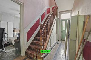 In Reningelst op 5 minuten van Poperinge bevindt zich deze ruime volledig te renoveren woning. De woning is gelegen op een perceel van 410m² en...