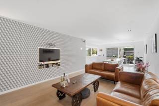 Op een rustige ligging in het centrum van Jabbeke, op wandelafstand van het vrijetijdscentrum, bevindt zich deze instapklare halfopen bebouwing van 2016 op een perceel van 437 m². De woning combineert een hoogwaardige afwerking met modern wooncomfort. De lichtrijke leefruimte met parketvloer sluit naadloos aan op de volledig uitgeruste keuken met kwalitatieve toestellen en Novy-dampkap. Dankzij de vier volwaardige slaapkamers is deze woning ideaal voor gezinnen of wie extra ruimte wenst voor een bureau of hobbykamer. De stijlvolle badkamer beschikt over een inloopdouche, ligbad en dubbel lavabomeubel. Verder zijn er tal van praktische troeven zoals een inpandige garage, een recent gebouwde carport, een ruime tuinberging en een zongerichte tuin met twee terrassen. De woning is uitgerust met 14 zonnepanelen, een laadpaal, ventilatiesysteem D, conforme elektriciteit en een regenwaterput van 10.000 liter. Ingebouwde spots, blokdeuren tot aan het plafond, vlinderscharnieren en maatwerkkasten zorgen voor een luxueuze uitstraling. De zuidwestgerichte tuin biedt de hele dag door een aangename buitenbeleving. Dankzij de rustige maar centrale ligging bevinden winkels, scholen, sportfaciliteiten en invalswegen zich op een steenworp afstand. Een energiezuinige en perfect onderhouden gezinswoning waar kwaliteit, comfort en ligging hand in hand gaan.<br />De vermelde prijs is een richtprijs. Elk bod hoger of lager dan de vermelde prijs wordt overgemaakt aan de eigenaar die zich het recht voorbehoudt om dit al dan niet te aanvaarden. EPC: 58 kWh/m² (Vg, Wg, Gmo, Gvkr, Gvv) Ref. OU29124