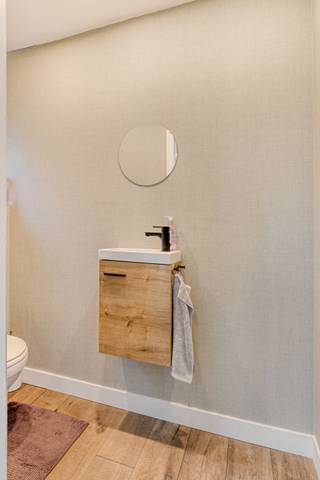 Deze instapklare woning is gelegen in een rustige straat vlakbij bossen en weides. Het centrum van Dessel en Retie bevinden zich in een straal van 3 km en de E34 autosnelweg Antwerpen-Eindhoven op slechts 6 km.<br /><br />Indeling:<br />We betreden de woning via de inkomhal met een apart toilet. De grote leefruimte met een open geïnstalleerde keuken is voorzien van een ingebouwde haard maar ook van airco. <br />Aan de linkerzijde van de woning is er vandaag een praktijkruimte met een aparte ingang. Aansluitend zijn er twee slaapkamers waarvan 1 met een eigen badkamer met een douche in bad, lavabo en toilet. Rechts achteraan de woning bevindt zich de wasplaats.<br />Verder is er nog een droge kelder van +- 60 m² en een kruipruimte.<br /><br /><br />Op de eerste verdieping zijn er 4 ruime slaapkamers en een badkamer met douche, lavabo en toilet.<br />Alle slaapkamers zijn voorzien van airco om te koelen en te verwarmen.<br /><br />De tuin heeft de perfecte grootte en naast een overdekt terras is er ook een garage.<br /><br />Pluspunten: <br /><br />* Energielabel B: 164 kWh/(m² jaar)<br />* 5 slaapkamers (max 7 slaapkamers)<br />* Airco's<br />* Rolluiken<br />* Nieuwe ramen met 3 dubbel glas<br />* Nieuwe badkamers<br />* Instapklaar
