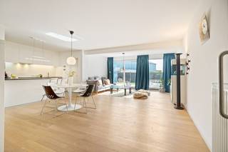 Bent u op zoek naar een gezellig appartement in een rustige doch centrale omgeving? Kom dan zeker eens kijken naar dit gelijkvloers appartement!<br /><br />U betreedt het appartement via de inkomhal dewelke toegang verleent tot de ruime en lichtrijke leefruimte. Vanuit de leefruimte heeft u toegang tot het aangenaam terras. Verder komt u terecht in de volledig geïnstalleerde keuken met eiland, uitgerust met een oven, een microgolf, een vaatwasser, ingemaakte kasten, een inductiekookplaat en een dampkap. Aansluitend bevindt zich een handige berging.<br /><br />Het appartement beschikt over 3 slaapkamers (7m², 12m², 14m²) en een badkamer. Deze is uitgerust met een inloopdouche, een handdoekverwarmer en een dubbele lavabomeubel met spiegelkast. In de nachthal bevindt zich nog een apart toilet met handenwasser. <br /><br />Achter de lichtrijke leefruimte heeft u een ruim recent vernieuwd terras met achteraan toegang tot de algemene tuin met fietsenstalling.<br />Tenslotte is een autostaanplaats en een kelderberging aanwezig. De autostaanplaats is optioneel mee aan te kopen voor €25.000.<br /><br /><br />Pluspunten:<br />+ Centraal gelegen<br />+ Gelijkvloers<br />+ 3 slaapkamers<br />+ Kelder<br />+ Autostaanplaats<br />+ Terras<br />+ Mits plaatsing nieuwe (condensatie)ketel stijgt EPC naar label B<br /><br />Wenst u een bezoek ter plaatse? Contacteer ons op 03 337 50 70 of via info@vbvastgoed.be.