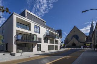 Dit nieuwbouwappartement maakt deel uit van residentie Sint-Amandus, gelegen op de hoek van de Kortrijkstraat en de Harelbeekstraat vlakbij de markt van Zwevegem. Door deze centrale ligging ligt alles binnen handbereik: de bakker, de slager, eetgelegenheden, winkels,...Indeling:- inkomhal met gastentoilet- woonkamer met open keuken - praktische berging- 2 slaapkamers- badkamer met douche en lavabo- ruim zonneterras (36m²) met zicht op de groene binnentuinEnkele troeven:- Gebruik van duurzame materialen- Prachtige binnentuin- Veel lichtinval door de grote raampartijen- Winkels op wandelafstand- Mogelijkheid tot aankoop autostaanplaats met elektrische laadpuntVoor meer informatie, contacteer makelaar Sarah op 0493 25 46 80 of sarah.hanson@dewaele.com