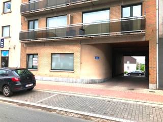 Investeringsappartement met 3 slaapkamers, private gemeenschappelijke parkeerplaatsen op een goede ligging te Harelbeke - er kan een ondergrondse parking worden bijgekocht voor 15.000 euro - te koop via EXPERT-IMMO - EPC : 419 kWh/m² - UC : 2171529 - Vrij : bij akte - Verwarming elektrisch via accumulatie. Geen beschermd monument, niet op inventaris, Vergunning uitgereikt, Woongebied, Geen dagvaarding uitgebracht, Geen voorkooprecht ruimtelijke ordening aanwezig, Geen Verkavelingsvergunning, geen overstromingsgebied, niet gelegen in afgebakend oevergebied. Bel Stefan - 056/705262