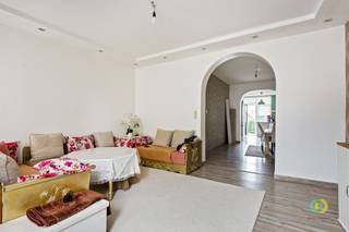 Koningslo: Dit duplexappartement is gunstig gelegen nabij winkels en vlot bereikbaar met het openbaar vervoer. Het maakt deel uit van...