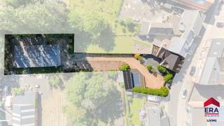 [[ DIT PAND NEEMT DEEL AAN DE ERA OPEN HUIZEN DAG OP 13/6 VAN 9:30 TOT 10:30 ]]
<p>Ben je op zoek naar een halfopen bebouwing op een ruim perceel met 3 slaapkamers, zwembad en een grote loods in Haaltert? Gevonden!</p>

<p>Deze veelzijdige eigendom combineert comfortabel wonen met uitzonderlijk veel ruimte op een perceel van meer dan 10 are. Rustig gelegen, maar toch vlak bij het centrum van Haaltert en Aalst, geniet je hier van een aangename woonomgeving met een uitstekende bereikbaarheid. Extra troeven zijn het gunstige EPC-label B dankzij de 31 m² zonnepanelen en het aanwezige hoogrendementsglas. Bovendien beschikt de woning over een asbestveilig attest. Het poolhouse met overdekt terras en zwembad maken het plaatje compleet voor wie graag in alle rust van het buitenleven geniet.</p>

<p>De absolute blikvanger bevindt zich achteraan het perceel: een recente loods uit 2012 van ongeveer 210 m², aangevuld met een aparte ruimte van 57 m² en een bureauruimte van 9 m². Dankzij de sectionale poort, afzonderlijke zij-ingang en ruime parkeermogelijkheden zijn deze ruimtes ideaal als opslagplaats, atelier, werkplaats, garage, showroom of praktijkruimte. Hierdoor is deze eigendom bijzonder interessant voor zelfstandigen, ondernemers en hobbyisten die wonen en werken willen combineren.</p>

<p>Op het gelijkvloers kom je binnen via de inkomhal met gastentoilet. De lichtrijke woonkamer met eetplaats sluit aan op de volledig ingerichte keuken. Verder zijn er een praktische berging en wasruimte aanwezig. Vanuit de keuken en berging heb je rechtstreeks toegang tot het terras, de tuin en het zwembad. Op de verdieping bevinden zich drie volwaardige slaapkamers, een dressing en een ruime badkamer met ligbad, douche en dubbele lavabo. Daarnaast is er een apart toilet. De zolderverdieping biedt extra bergruimte.</p>

<p>Ben je op zoek naar een eigendom die wonen, werken en ontspannen perfect combineert? Contacteer ons dan snel voor een bezoek!</p>