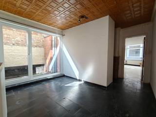 Bij het betreden van de woning kom je in de voorplaats, die perfect kan dienen als ontvangst- of polyvalente ruimte. Aansluitend bevindt zich...