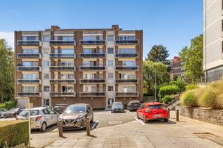 <p><strong>Penthouse met één slaapkamer en rustig en ruim zuidelijk gelegen terras te Dilbeek!</strong></p><p><strong> </strong></p><p>Dit aangename appartement is gelegen op de bovenste (zesde) verdieping van een goed onderhouden residentie (lift aanwezig) en geniet van een uitstekende ligging nabij het centrum van Dilbeek. Winkels, scholen en openbaar vervoer bevinden zich in de nabije omgeving.</p><p> </p><p>De indeling is als volgt: inkomhal met afzonderlijk toilet, leefruimte met gezellige keuken en toegang tot een balkon en een ruim, rustig en zuidelijk georiënteerd terras aan de achterzijde van het gebouw, één slaapkamer en een badkamer met lavabomeubel en douche in bad.</p><p> </p><p>Het appartement geniet twee privatieve kelderruimtes en beschikt over een individuele gasketel.</p><p> </p><p>Een ideaal appartement voor eigen bewoning of als investering, dankzij de aangename buitenruimte en de gunstige ligging nabij het centrum, winkels, scholen en openbaar vervoer.</p><p> </p><p><strong>EPC:</strong> 311 kWh/(m²jaar) – label D<br /><strong>Elektriciteit:</strong> niet conform<br /><strong>Asbest:</strong> asbestveilig</p>