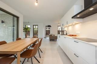 <p>Betaal DIT JAAR slechts 6 % i.p.v. 21 % BTW op de constructiewaarde ( Zie voorwaarden onder ‘download prijzen, plannen en documenten’)</p>
<p><strong>Mooi wonen in hartje Oud-Turnhout</strong></p>
<p>Parkdomein Neerhof bevindt zich in een groene omgeving op een boogscheut van het marktplein, winkels, restaurants, cafés en scholen. Er is een vlotte bereikbaarheid naar omliggende gemeentes en de autosnelweg Antwerpen-Eindhoven.</p>
<p><strong>Luxueus en energiezuinig wonen</strong></p>
<p>Het project wordt door Fransen Bouwonderneming omgetoverd tot een ware parel in Oud-Turnhout. Doordachte keuzes creëren een optimale combinatie tussen een luxueuze en hedendaagse uitstraling en functioneel gebruikscomfort. Op die manier biedt het project niet alleen een moderne woning in een mooie omgeving, maar is er ook voldoende aandacht voor het leefcomfort.</p>
<p>De appartementen worden voorzien van vloerverwarming met collectieve geothermische warmtepomp. Zo voelt de woning in de winter gezellig warm aan en geniet je van een aangename temperatuurverlaging in de zomer. Het ventilatiesysteem C zorgt voor voldoende gezonde luchtkwaliteit. Je woonst is ook voorzien van zonnepanelen. Naast de voordelen voor een aangenaam leefcomfort, geniet u door deze energievriendelijke investeringen van een aanzienlijke besparing op de energiekosten.</p>
<p><strong>Fiscale voordelen, kwaliteitsmaterialen en energiezuinigheid</strong></p>
<p>Parkdomein Neerhof wordt helemaal toekomstproof gerealiseerd en streeft naar een max E-peil van 20. Hiermee legt de residentie de lat niet alleen hoger dan de huidige energienormen, maar biedt ze bewoners ook een vrijstelling van onroerende voorheffing voor een periode van 5 jaar. Bovendien wordt het energieverbruik tot een minimum herleid door het gebruik van hernieuwbare energiebronnen.</p>
<p><strong>Beschermd als koper</strong></p>
<p>De verkoop van residenties A+B geschiedt onder de Wet Breyne. Dit garandeert de koper uitgebreide bescherming en ontneemt alle risico’s. U betaalt in schijven naarmate de werken vorderen. Residenties C + D zijn reeds afgewerkt en klaar om zijn eerste bewoners te verwelkomen.</p>
<p><strong>Wil je graag meer weten over dit project?</strong></p>
<p>Voor alle verdere informatie kan u contact opnemen met ons kantoor op het nummer 014 41 42 42 of via nieuwbouw@vansweevelt.be.</p>
<p><strong>Op zoek naar een uitstekende investering?</strong></p>
<p>Parkdomein Neerhof biedt uitstekende verhuuropportuniteiten en een mooie kans op meerwaarde. Bovendien kan je gebruik maken van onze optionele all-in verhuur en beheerservice.</p>
<p>Ga naar een kavel druk op de knop ‘bereken je rendement’ om een uitgebreid rendementsrapport op maat te downloaden.</p>
<p></p>
<p>Ga naar “NIEUWBOUW” op www.vansweevelt.be voor een overzicht van alle beschikbare eenheden in onze nieuwbouwprojecten.</p>
<p>Dit is geen aanbod maar een onderhandelingsvoorstel. Alle informatie onder voorbehoud van materiële vergissingen en/of wijzigingen.</p>