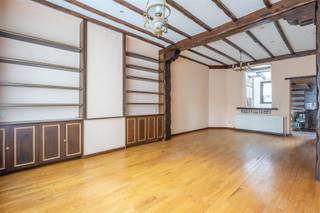 Century21ImmoNero stelt voor, uitstekend gelegen in het centrum op wandelafstand van alle faciliteiten en scholen, en van treinstation, biedt deze verrassend ruime woning (216m² volgens EPC) : Gelijkvloers: Inkom met trap; Living 37m² aansluitend aan ruime keuken met ontbijthoek 21m², WC en garage/berging 14m² voor motos en fietsen en een mooi terras van 40m² . Verdiep: 2 kamers van 27m² en 12m² , bureau van 5m² en een badkamer met ligbad, douche en WC. Grote zolder van 50m² met 1 afgewerkte kamer en 1 nog af te werken kamer. kelder van 50m². ASBESTVEILIG! meer info op : www.groenendaalsesteenweg8.be