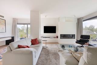 Luxueze en stijlvolle penthouse met groot zonneterras op een unieke locatie in een rustige en groene omgeving. U betreedt dit magnifieke...