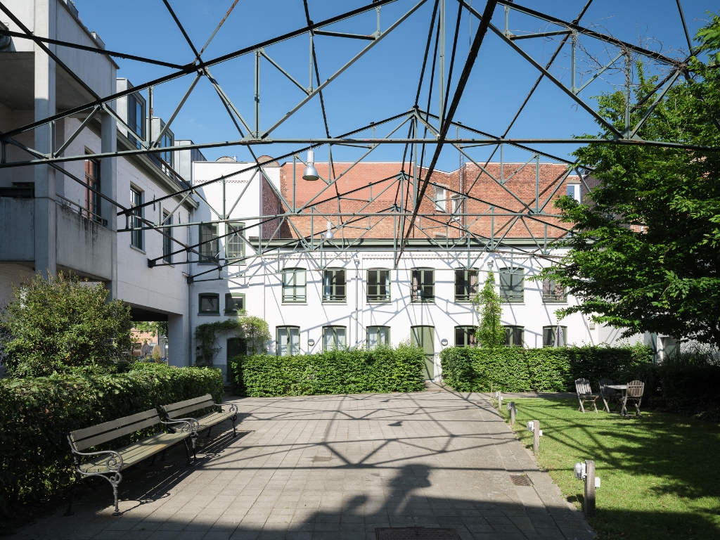 Bijzondere eigendom gelegen in een voormalige industriële katoenspinnerij. - photo 2