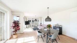 Op een absolute toplocatie te Heist, in de gegeerde Graaf d’Ursellaan, verkopen wij dit prachtig appartement dat uitblinkt in licht, ruimte en comfort. Dankzij de hoekligging geniet u hier van mooie, open zichten en een overvloed aan zonlicht. Energiezuinig met een energielabel A.<br /><br />Het appartement ligt net achter de Zeedijk waardoor u geniet van een optimale oriëntatie naar het zuiden. Een absoluut vakantiegevoel met het strand en de duinen om de hoek. <br />Een bewoonbare oppervlakte van ca.116 m² wat interessant is voor zowel vaste bewoning als tweede verblijf. <br /><br />Indeling: inkomhal met gastentoilet, fantastische leefruimte met parket en toegang tot het zonneterras, halfopen keuken met alle nodige toestellen, een praktische berging met wasmachine-aansluiting. Verder nog 3 volwaardige slaapkamers met elk hun badkamer.<br />Algemene fietsenstalling in het gebouw en een privatieve kelder inbegrepen in de prijs.<br /><br />Een zeldzame kans op een absolute toplocatie.<br /><br />Bezoeken of meer informatie?<br />Contacteer Sacha Vanrafelghem op GSM 0487/43.79.10.