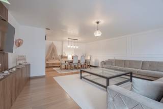 <p>Prachtig en ruim gerenoveerd appartement van 115m² met twee terrassen.</p><p> </p><p>Gelegen op de tweede verdieping van een verzorgde residentie langs het Edmond Machtenssquare, geniet dit lichtrijke appartement een rustige en toch centrale ligging.</p><p> </p><p>Het grote terras van 14,5m² is ZW-georiënteerd en voorzien van een mooie zonneluifel. Een tweede terras/balkon is toegankelijk vanuit één van de slaapkamers.</p><p> </p><p>Dankzij een totaalrenovatie in 2023 beschikt het appartement over een luxueuze en grote keuken, een praktische badkamer met inloopdouche, kwalitatieve parketvloer, netjes geschilderde muren en een volledig vernieuwde elektrische installatie. </p><p> </p><p>De renovatie werd smaakvol en met oog voor detail uitgevoerd.</p><p> </p><p>Via een veiligheidsdeur bereik je de centrale hall met toegang tot de aparte keuken, de grote leefruimte van circa 42m², een apart toilet, de douchekamer en twee ruime slaapkamers van 14m² en 9,6m², waarvan één met eigen balkon en washoek voor was- en droogmachine.</p><p> </p><p>Inbegrepen in de verkoopprijs is één privatieve kelder. De koper heeft de mogelijkheid een garagebox in het gebouw te huren.</p><p> </p><p>EPC 189 kWh/m²jaar klasse D </p><p>Elektrische installatie conform AREI.</p>