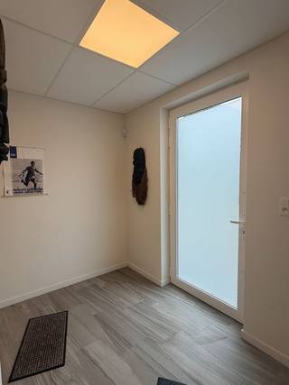 Op een uitstekende en strategische locatie bevindt zich deze instapklare kantoor- of praktijkruimte van ca. 65 m². Dankzij de hoekligging in het gebouw geniet het pand van een aangename natuurlijke lichtinval en een maximale zichtbaarheid voor klanten en bezoekers.<br />De commerciële uitstraling wordt extra versterkt door de grote reclamezuil voor het gebouw, die inbegrepen is in de verkoop.<br />De indeling omvat een inkomhal, een ruime kantoorruimte van ca. 23 m², een wachtzaal van ca. 10 m² met apart toilet en een keuken van ca. 10 m².<br />Een extra troef zijn de zes privatieve staanplaatsen die bij het pand horen, wat zorgt voor een vlotte bereikbaarheid en voldoende parkeermogelijkheden voor klanten en medewerkers.<br />De strategische en goed bereikbare ligging, de uitstekende visibiliteit, de vele lichtinval en de nabijheid van het openbaar vervoer maken deze eigendom bijzonder interessant voor vrije beroepen, kantoren, consultatieruimtes of andere professionele activiteiten.<br />Kortom, een veelzijdig en instapklaar pand met tal van mogelijkheden (zelfs omvorming tot 1 grote ruimte), ideaal voor wie op zoek is naar een representatieve kantoor- of praktijkruimte op een toplocatie.<br />Energetisch verwarmen, koelen en ventileren met warmtepomp (tevens remote via app)  -  EPC energielabel A.